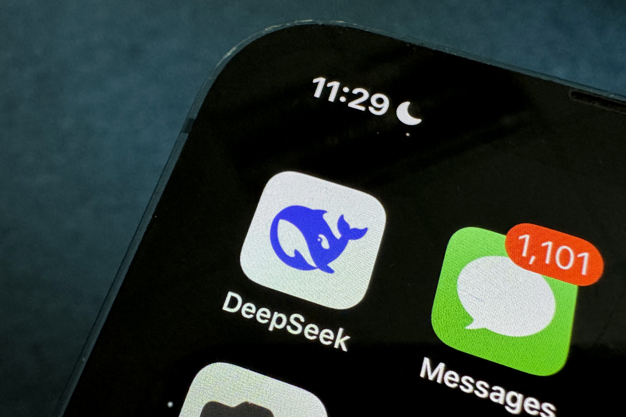 Chinese DeepSeek AI Overtakes ChatGPT On US App Store