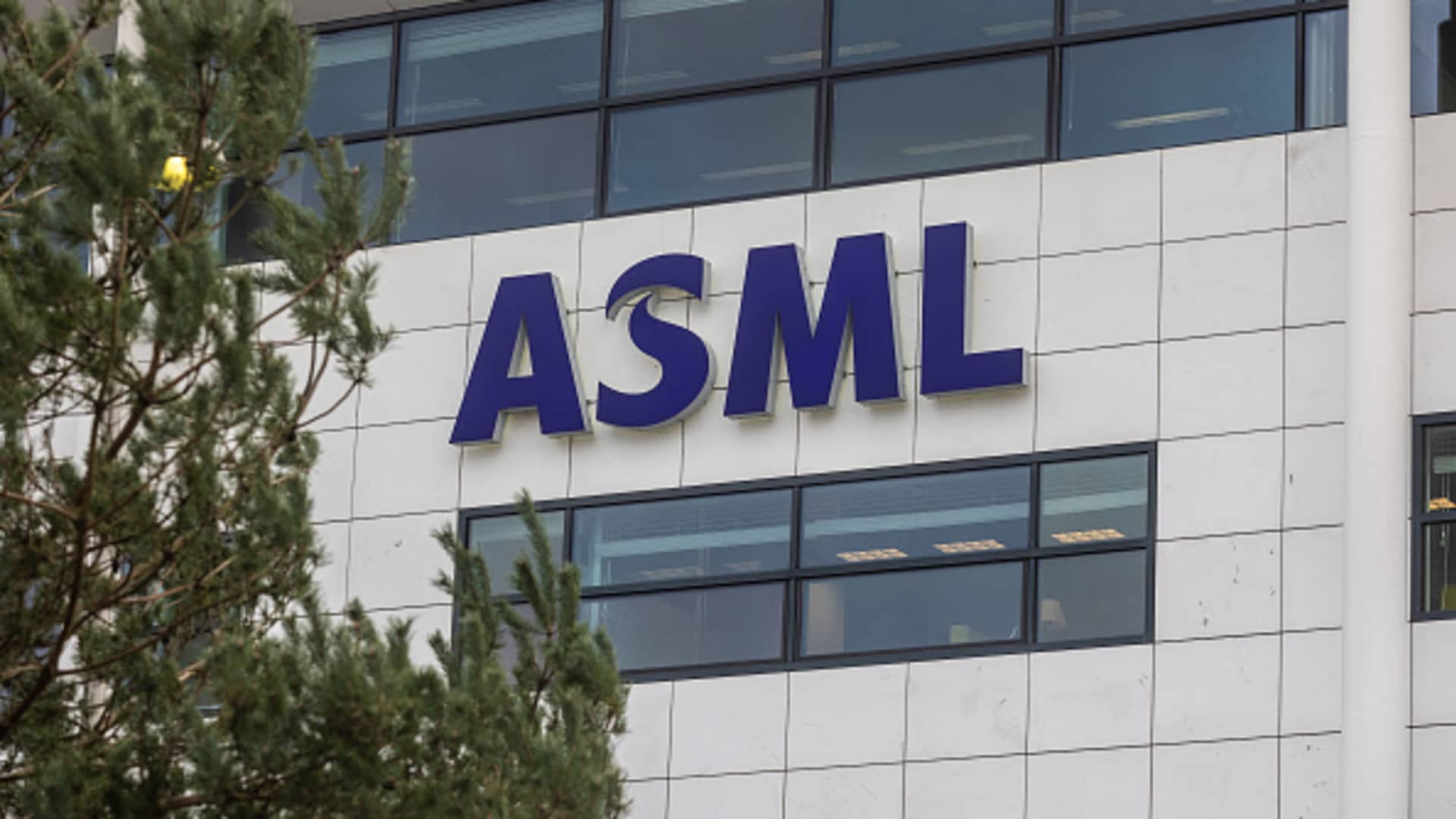 Critical chip firm ASML posts quarterly bookings surge on heated AI demand